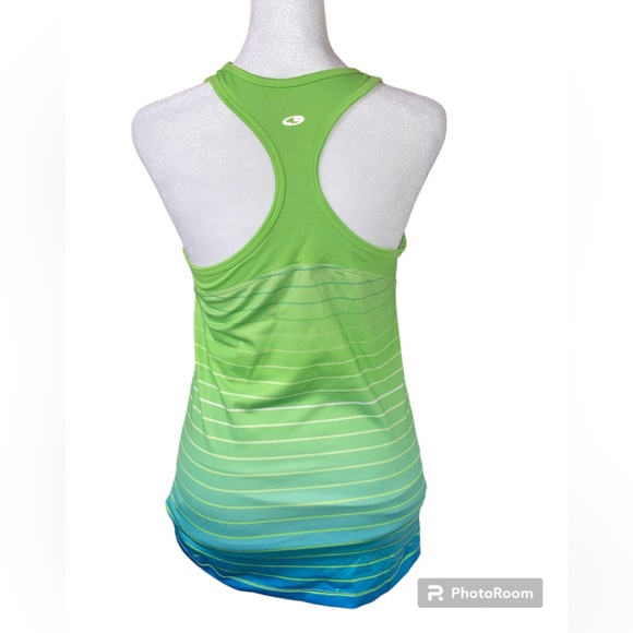 4 pcs Of Women's Work Out Tops Size M - Picture 9 of 13